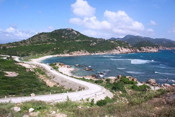 Vui chơi nhảy sóng tại Bãi Nồm đảo Bình Ba