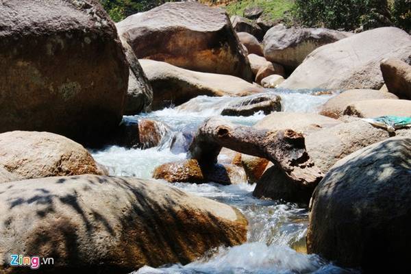 Dòng suối nhỏ trong vắt uốn lượn tại Hòn Bà Nha Trang