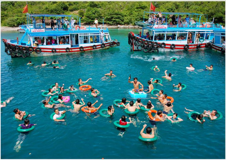 Hoạt động bar nổi sôi động trên biển Nha Trang