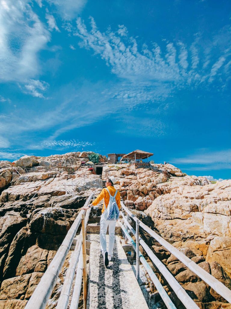 Lối đi bằng tre dẫn vào hang yến tại hòn Nội Nha Trang