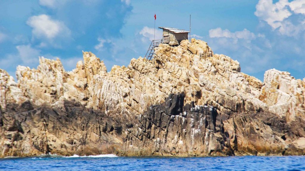 Những vách đá khai thác yến sào tự nhiên tại hòn Nội Nha Trang