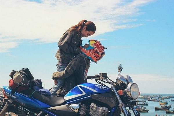 Ngồi trên tảng đá, nhìn về phía biển, ngắm trời mây, kể nhau nghe vài ba câu chuyện cũ rồi nhấp chút rượu nồng, không còn điều gì phải buồn lo hay hồi tiếc. Với tôi, đó là khoảng thời gian êm đẹp và an nhiên của tuổi trẻ.