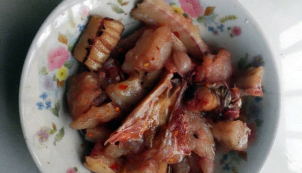 Xương, đầu lạch nấu canh chua - Ảnh: T.LY