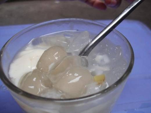 Hương vị bùi bùi, nong nóng của nước cốt dừa và trân trâu, pha thêm chút se lạnh, chua chua, ngọt ngọt đậm đà rất riêng của kem làm người ăn nhớ về sữa chua trân châu mãi. (Ảnh: Internet)