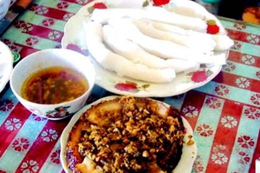 Món này không tạo cảm giác vồ vập mà nhẹ nhàng, dân dã khi cảm giác mát, mềm của bánh, vị ngọt bùi, thơm, ngậy của miếng khâu (thịt kho tàu) cứ dần lan tỏa trong cuống họng rồi “buộc” não phải nhớ nhung hoài. (Ảnh: Internet)