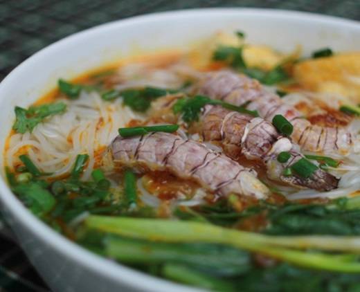 Nổi bật nhất trên cùng của tô bún vẫn là những con bề bề đã được chế biến sẵn có phần thịt dai chắc và hương vị ngon ngọt, đậm đà. (Ảnh: Internet)