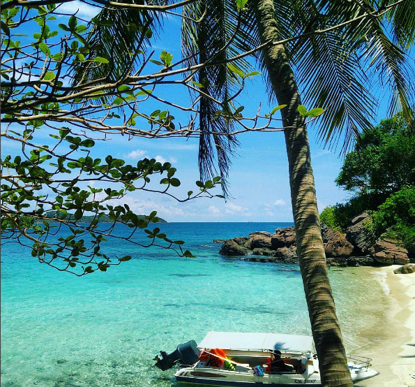 Hang động và bãi biển Hòn Xưởng