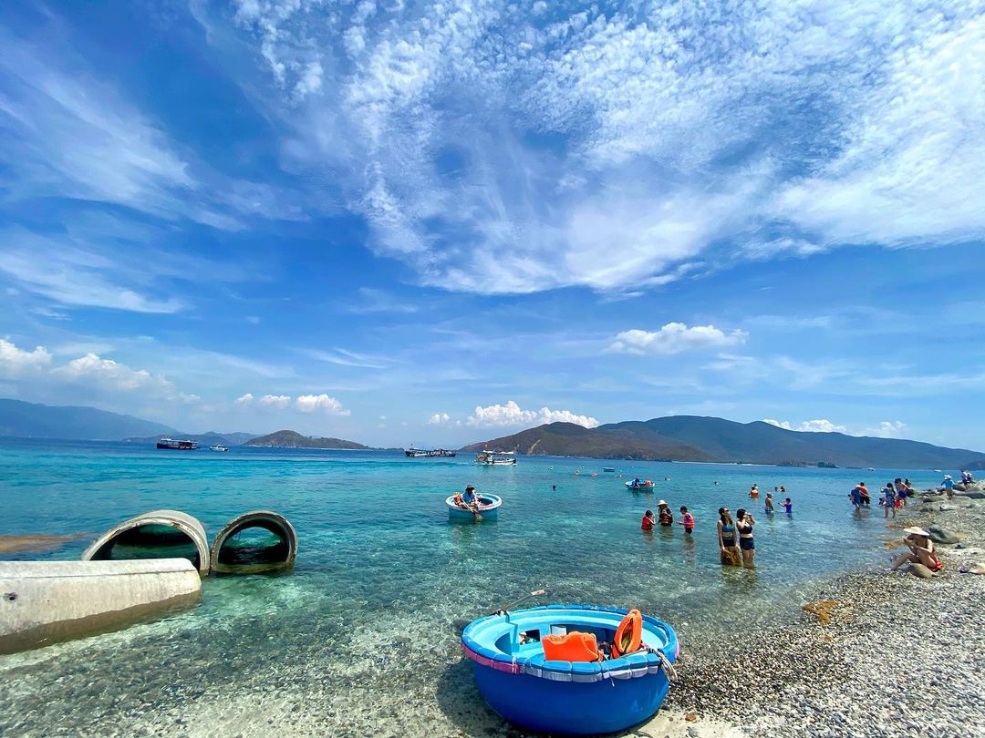 Làn nước trong xanh tại bãi tắm đảo Hòn Mun Nha Trang