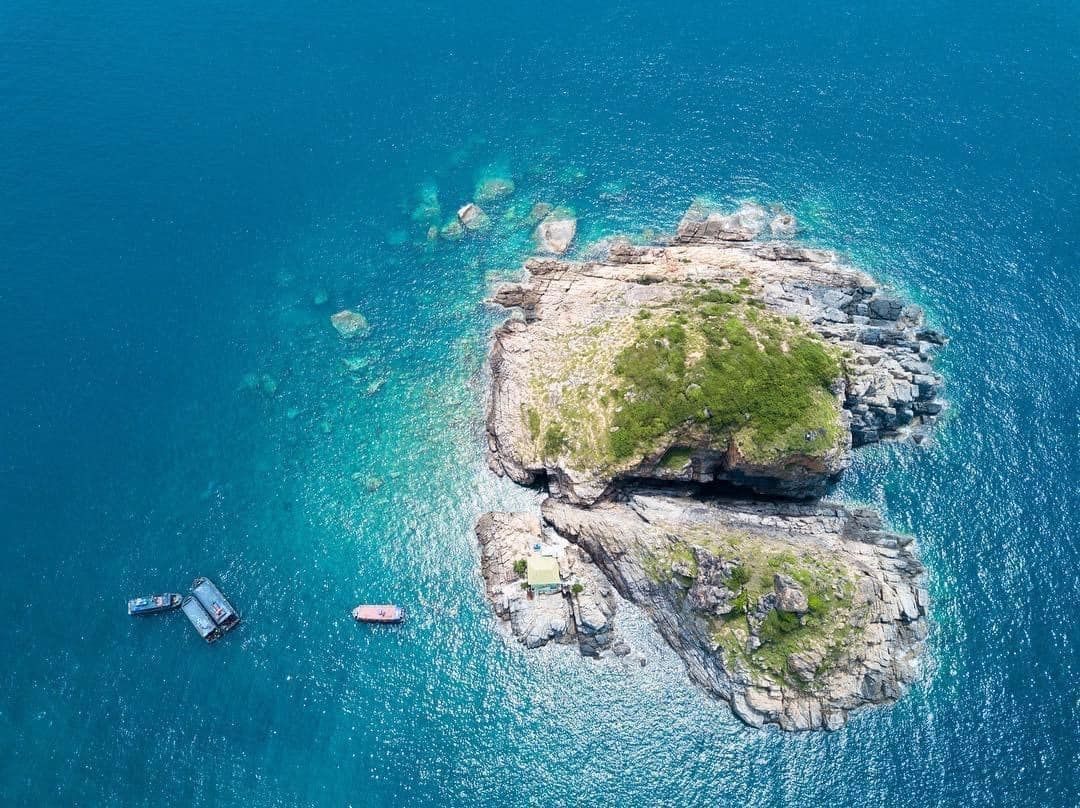 Vẻ đẹp hoang sơ của đảo Hòn Mun Nha Trang nhìn từ trên cao