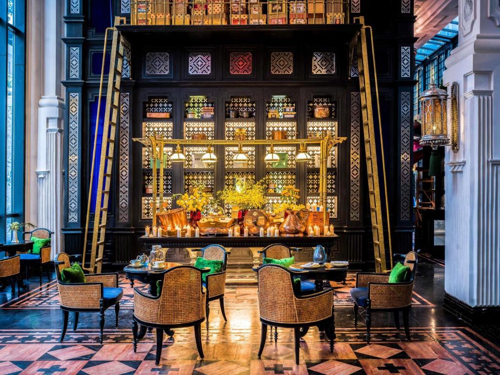 Không gian tiệm bánh ngọt Cacao Patisserie phong cách Pháp tại Hotel de la Coupole