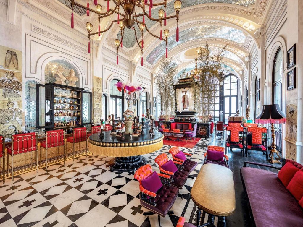 Quầy bar Absinthe view ngắm mây tuyệt đỉnh tại Hotel de la Coupole
