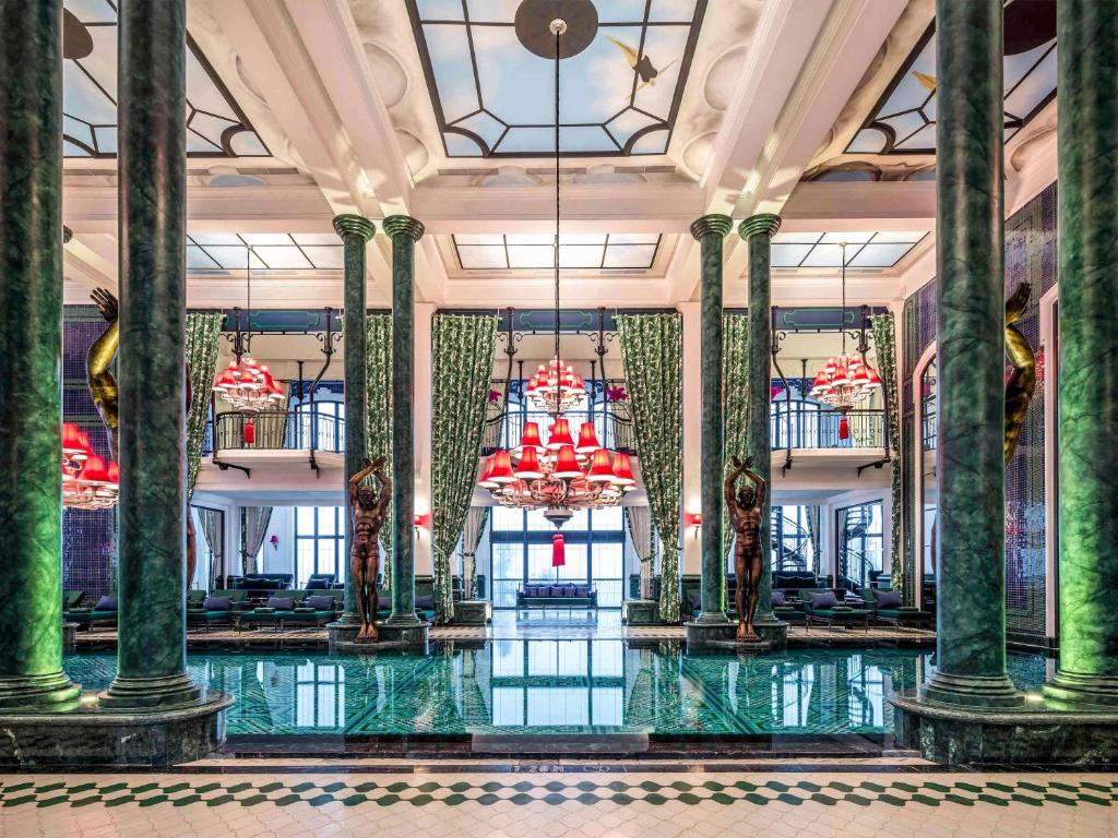 Hồ bơi nước nóng lộng lẫy bên trong Hotel de la Coupole Sapa
