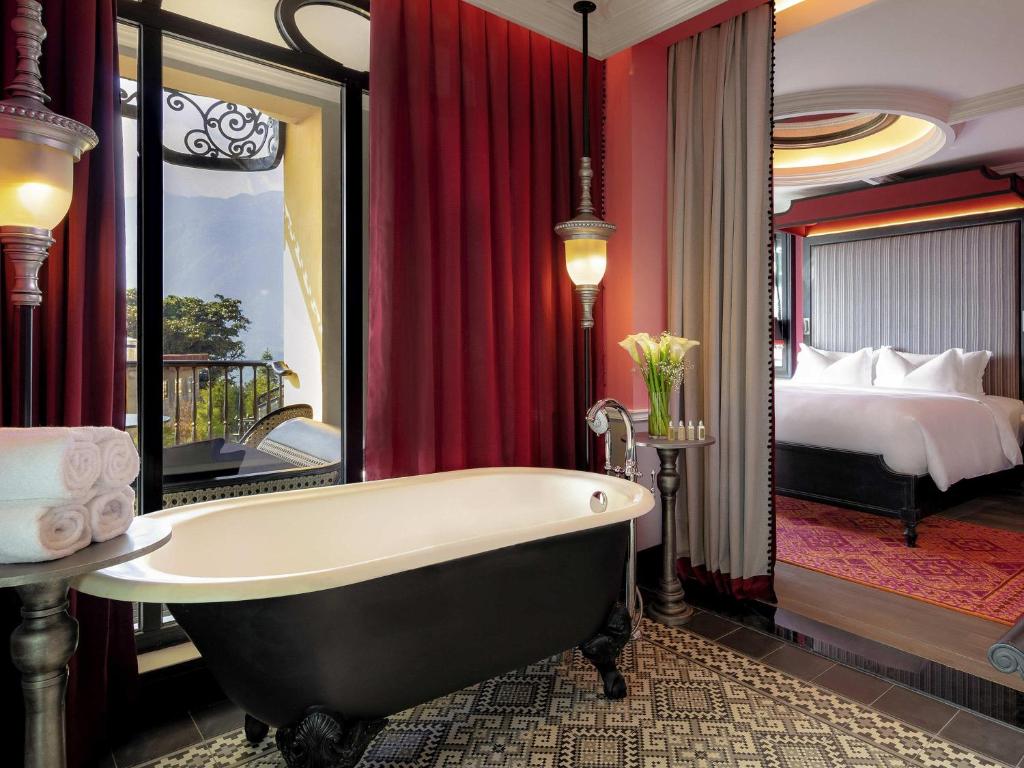 Phòng tắm sang trọng với view ngắm mây trời Sapa tại Hotel de la Coupole