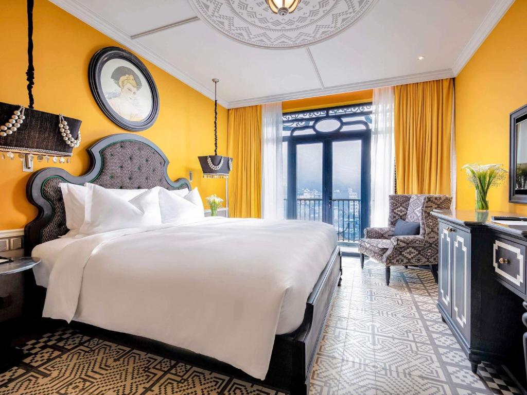 Không gian phòng ngủ phong cách Pháp cổ điển tại Hotel de la Coupole