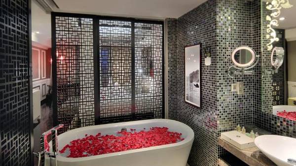 Không gian bể bơi tại khách sạn Hội An Hotel Royal