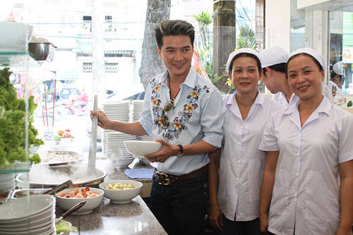 Mr Đàm bên trong nhà hàng Tùng Hưng.