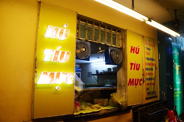 Hủ tiếu mực Sài Gòn không quá mới mẻ nhưng nếu muốn thay đổi khẩu vị, thực khách có thể thử món này tại một quán ăn trên đường Phan Xích Long (quận Phú Nhuận). Quán mở bán gần chục năm nay.