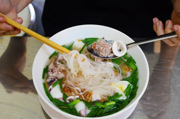 Một tô hủ tiếu mực Sài Gòn đầy đủ có giá 57.000 đồng bao gồm: mực, thịt viên, trứng cút và chút hành lá, giá trụng hoặc giá sống, rau tần ô, xà lách đi kèm.