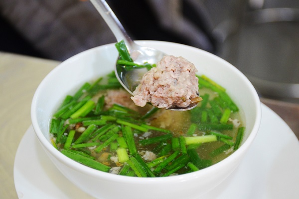 Chén trứng cút thêm cho tô hủ tiếu mực Sài Gòn.