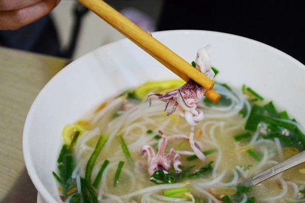 Giống như các hàng quán khác, đầu bếp sẽ trụng hủ tiếu trong nước sôi rồi cho vào tô, xếp lên trên lớp thịt rồi múc nước lèo đổ vào. Trước khi mang ra cho khách, đầu bếp còn rắc lên chút tiêu và hành lá.  Theo chị Tịnh Tâm (Bình Thạnh, TP HCM), nước lèo của hủ tiếu mực có mùi thơm rất đặc trưng. "Tôi ăn ở quán này đã nhiều năm, thường thì vào buổi tối sau khi tan làm. Hủ tiếu trụng vừa phải, không quá mềm và vẫn còn độ dai. Nước lèo rất thơm mùi khô mực", chị Tịnh Tâm cho biết.
