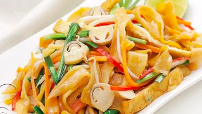 Món hủ tiếu xào giá hẹ hoàn chỉnh thơm ngon
