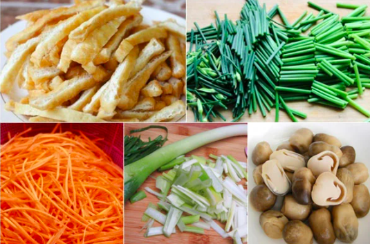Hủ tiếu xào giá hẹ thơm ngon sau khi pha sốt