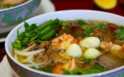 Tô hủ tíu Mỹ Tho đầy đặn với nhiều topping đặc trưng