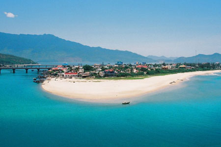Bãi biển Lăng Cô xanh mát khi đi du lịch Huế