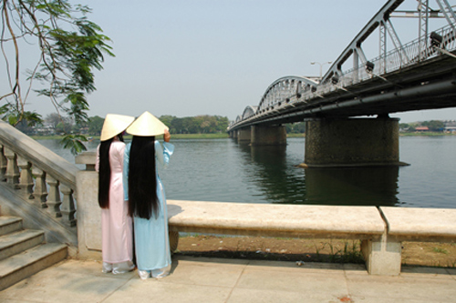 Cầu Trường Tiền trên dòng Sông Hương khi đi du lịch Huế tự túc