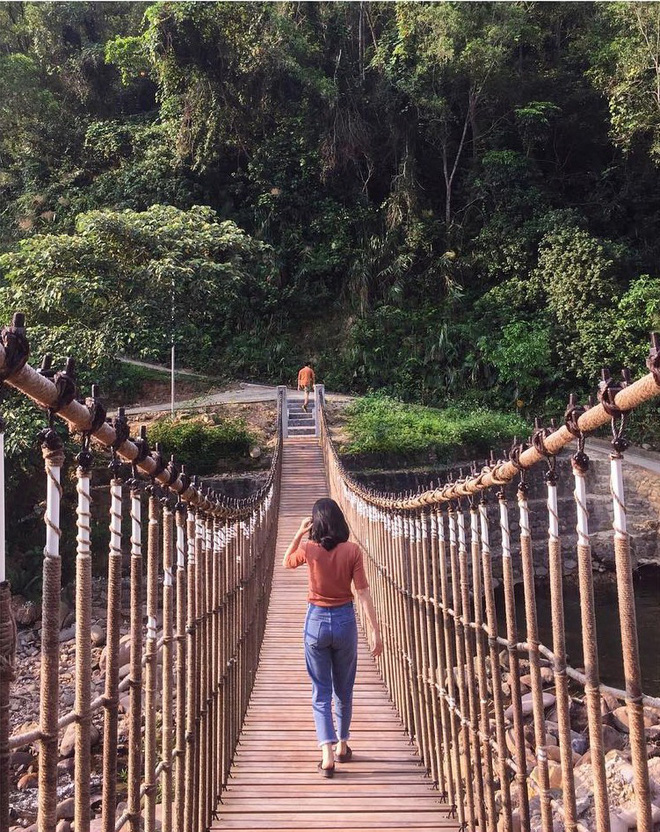 Du khách trải nghiệm đu dây Zipline mạo hiểm