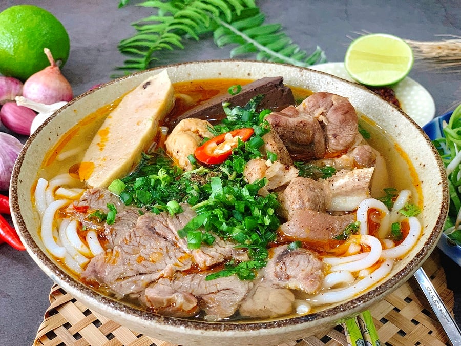 Bún bò Huế nổi tiếng với hương vị đậm đà