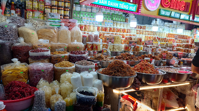 Mua sắm đặc sản Huế về làm quà