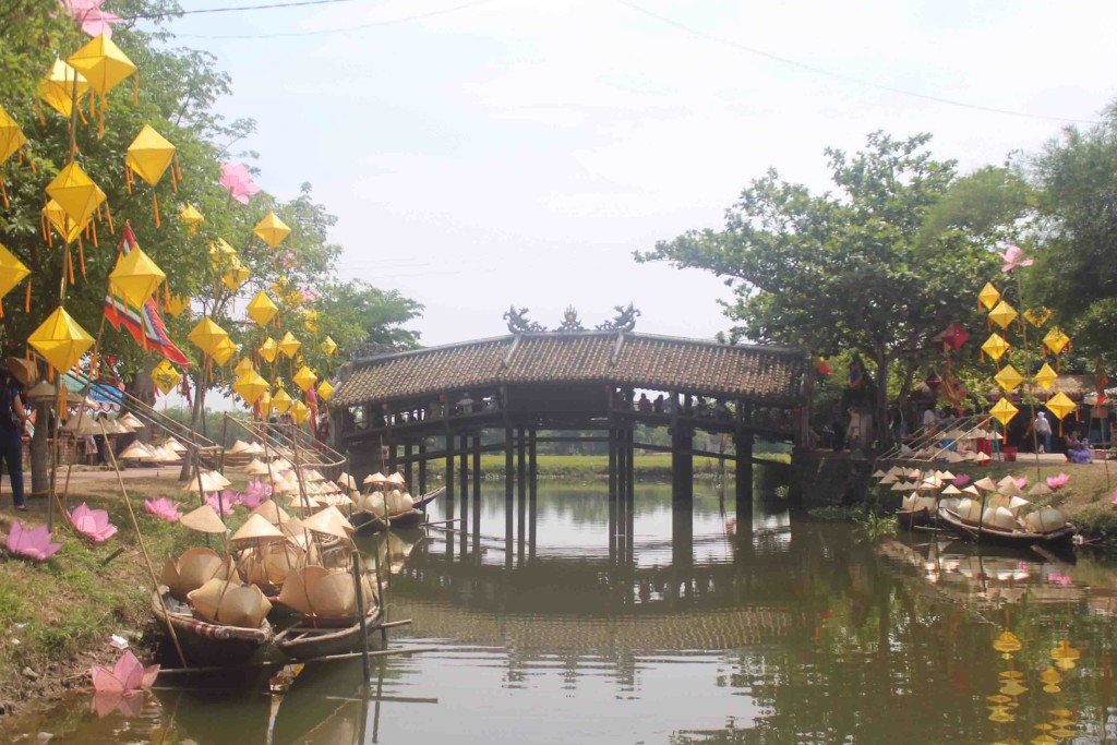 Vẻ đẹp cổ kính của di tích cầu ngói Thanh Toàn trong chuyến du lịch Huế