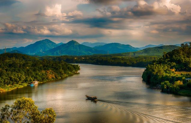 Vẻ đẹp nên thơ của sông Hương. Ảnh: Tổng cục du lịch