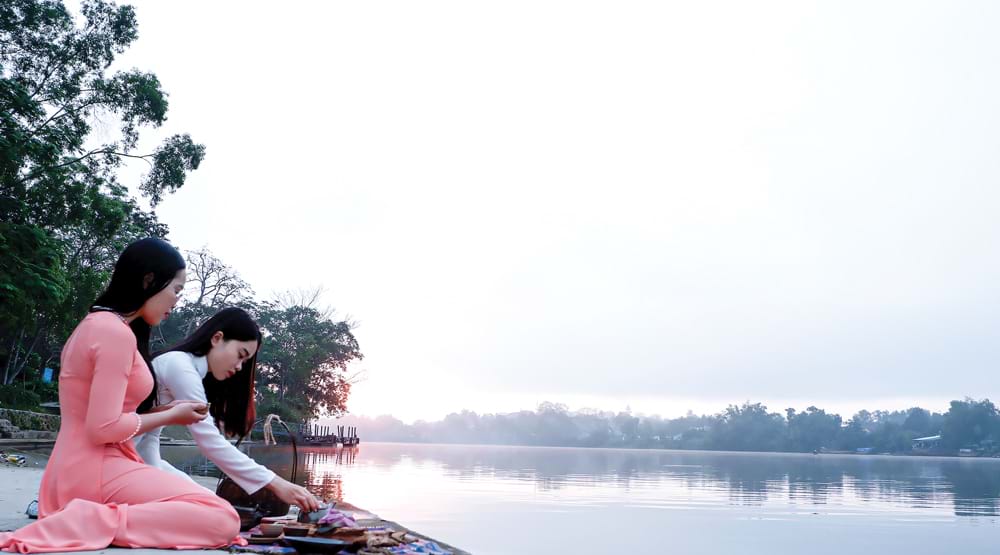 Hai trà nương thực hiện việc dâng trà. Ảnh: Người Đô thị