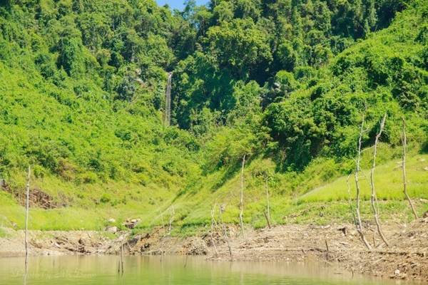 Chân thác Khe Lạnh Huế với phiến đá lớn