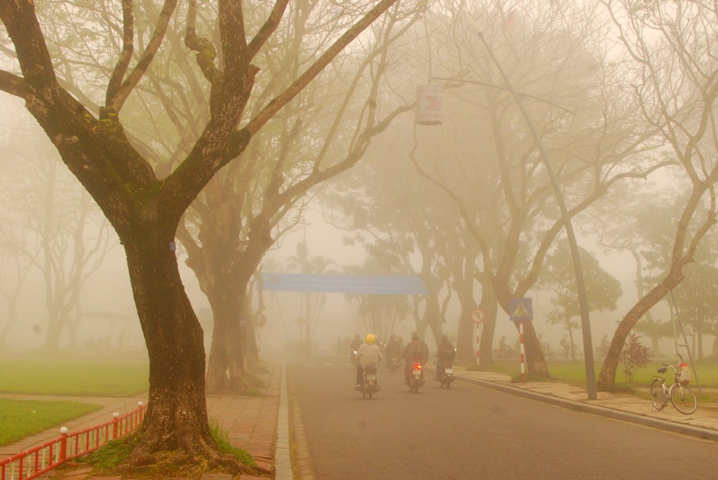 Dọc từng góc phố, hàng cây, người dân Huế đi làm như chìm trong sương mù. Những hình ảnh cũ kỹ như được tái hiện về thời kinh thành xưa.