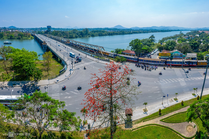 Trải nghiệm Huế mùa hoa gạo đỏ rực rỡ tại khu vực cầu Dã Viên