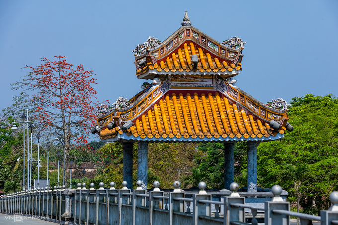Cảnh đẹp Huế mùa hoa gạo bên vọng lâu nhìn từ cầu Dã Viên