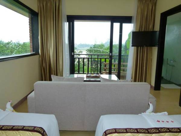 Toàn cảnh Huế Riverside Boutique Resort bên sông Hương