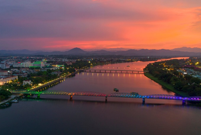 Cầu Trường Tiền bắc qua dòng sông Hương được xây dựng dưới thời vua Thành Thái. Người dân Huế xem cầu Trường Tiền là một trong những biểu tượng nhắc đến cố đô. Cây cầu này cũng thuộc cung đường của VnExpress Marathon Huế.