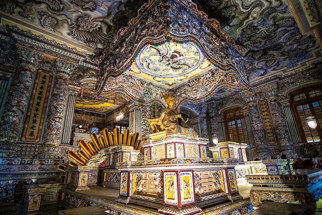 Bên trong lăng Khải Định, Huế
