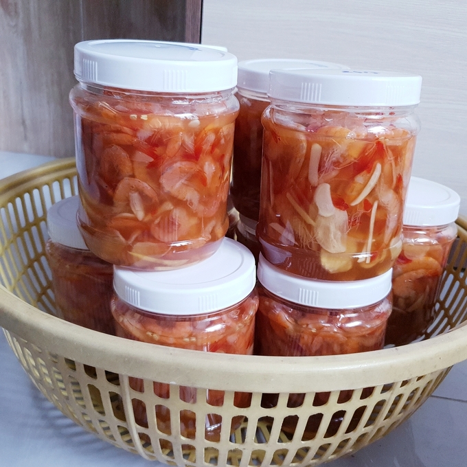 Mắm tép sau khi thành phẩm sẽ có màu đỏ au, mùi thơm. Ngày lễ tết, giỗ chạp hay có khách đến chơi, người dân miền Tây sẽ làm một mâm cơm toàn đặc sản quê nhà để đãi bạn bè. Ảnh: Thanh Thúy.