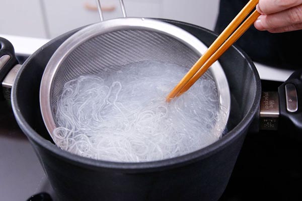 huong-dan-cach-lam-mien-xao-cua-doi-vi-cho-ngay-cuoi-tuan-ivivu-2