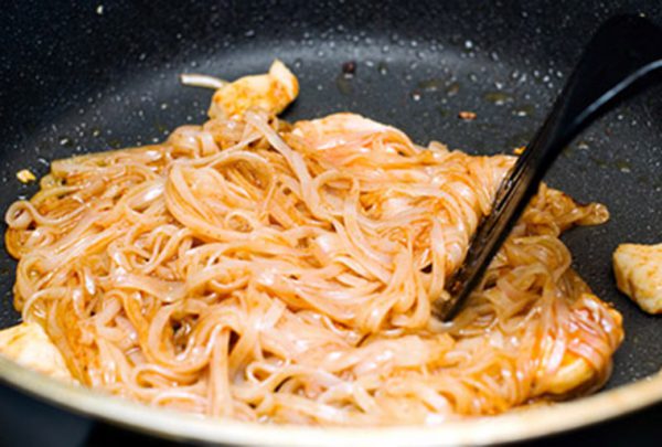 huong-dan-cach-nau-mon-banh-da-xao-thit-ga-cuc-de-lam-ivivu-12