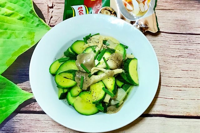 Nấm xào bí ngòi sau khi hoàn thành