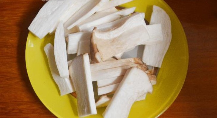Sơ chế mướp và nấm cho món mướp xào nấm