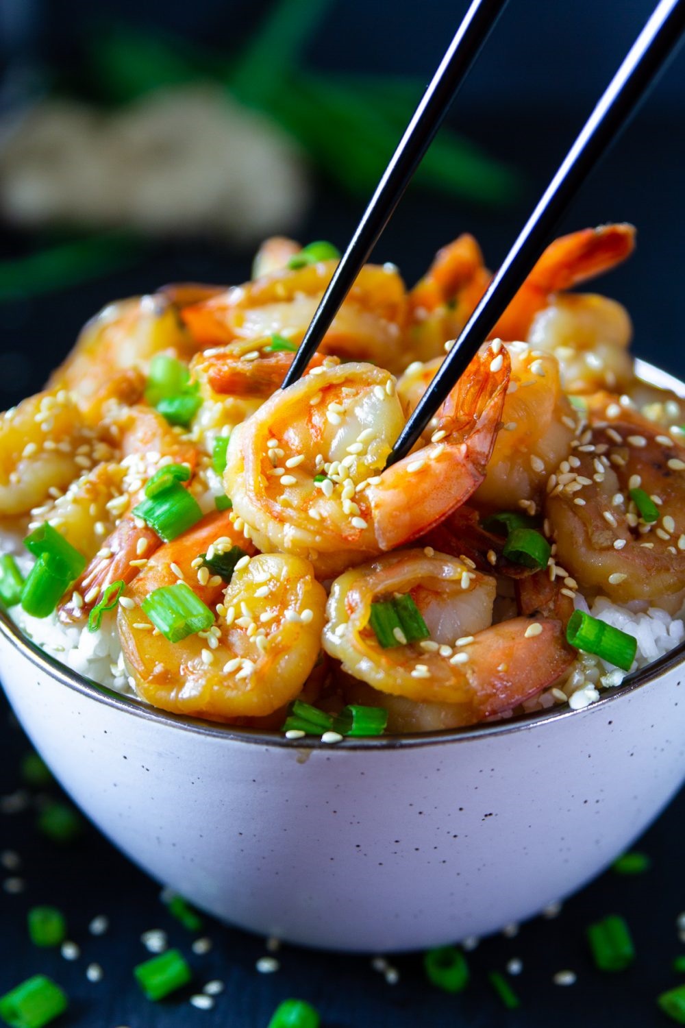 Món tôm rim mè hoàn thiện với mè rang thơm