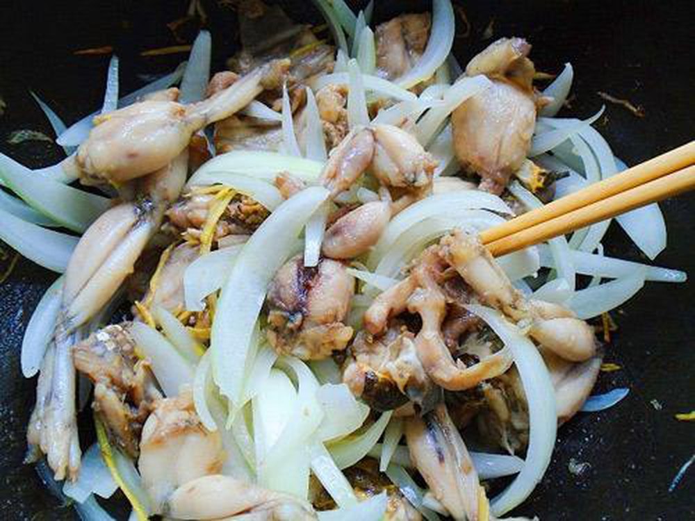 huong-dan-che-bien-ech-xao-hanh-tay-thom-ngon-cho-ngay-he-oi-buc-ivivu-3
