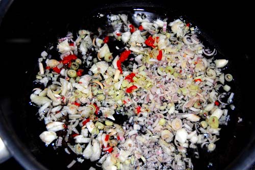 huong-dan-che-bien-ech-xao-hanh-tay-thom-ngon-cho-ngay-he-oi-buc-ivivu-4